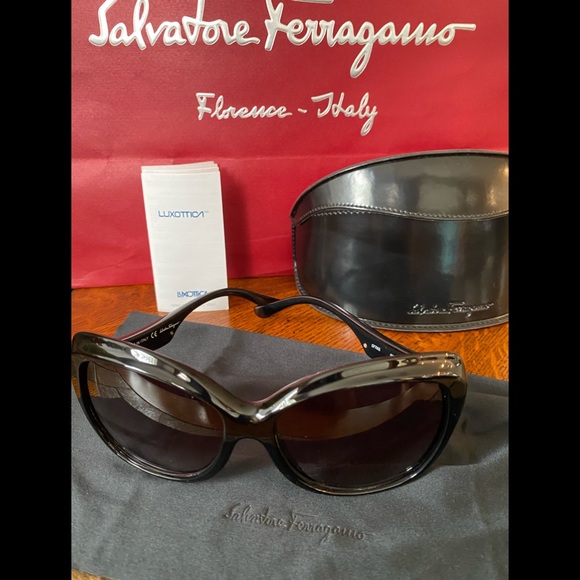 SALVATORE FERRAGAMO WOMEN’S SUNGLASSES 😎 Italy😎 - Picture 1 of 7